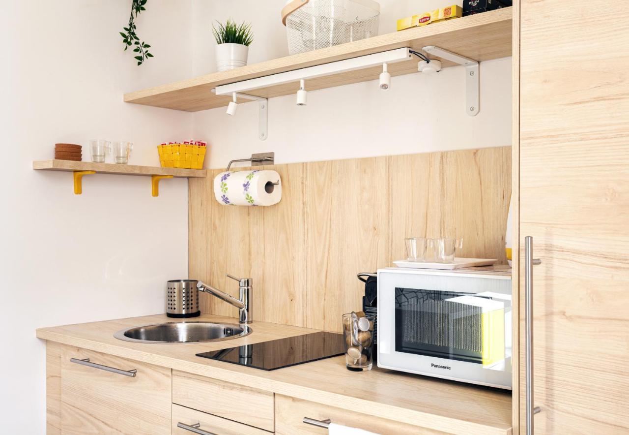 A Yellow Touch - Modern Studio In Isola Milano エクステリア 写真