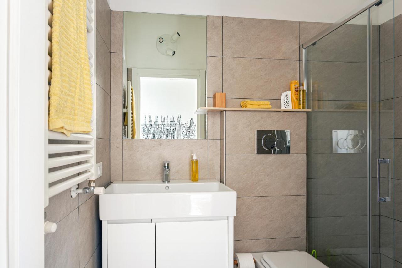 A Yellow Touch - Modern Studio In Isola Milano エクステリア 写真